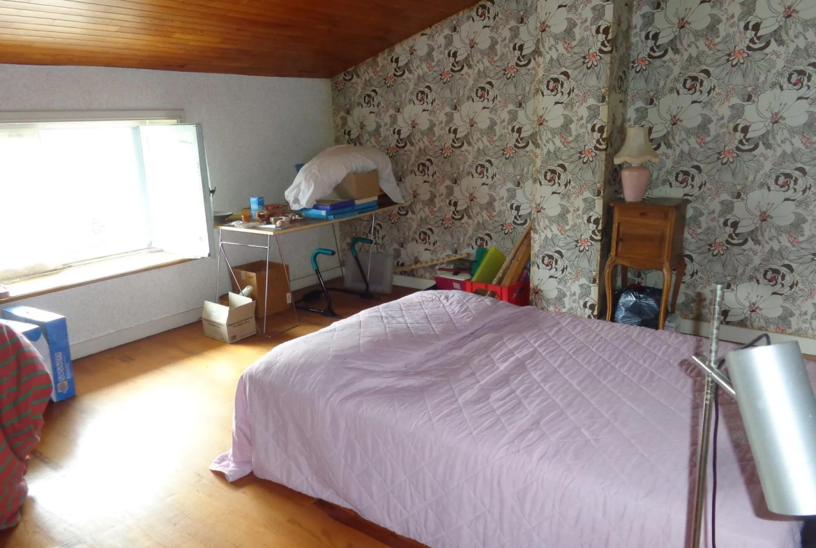 Maison à vendre à Saint Just d'Avray avec jardin et garage, performance énergétique G 