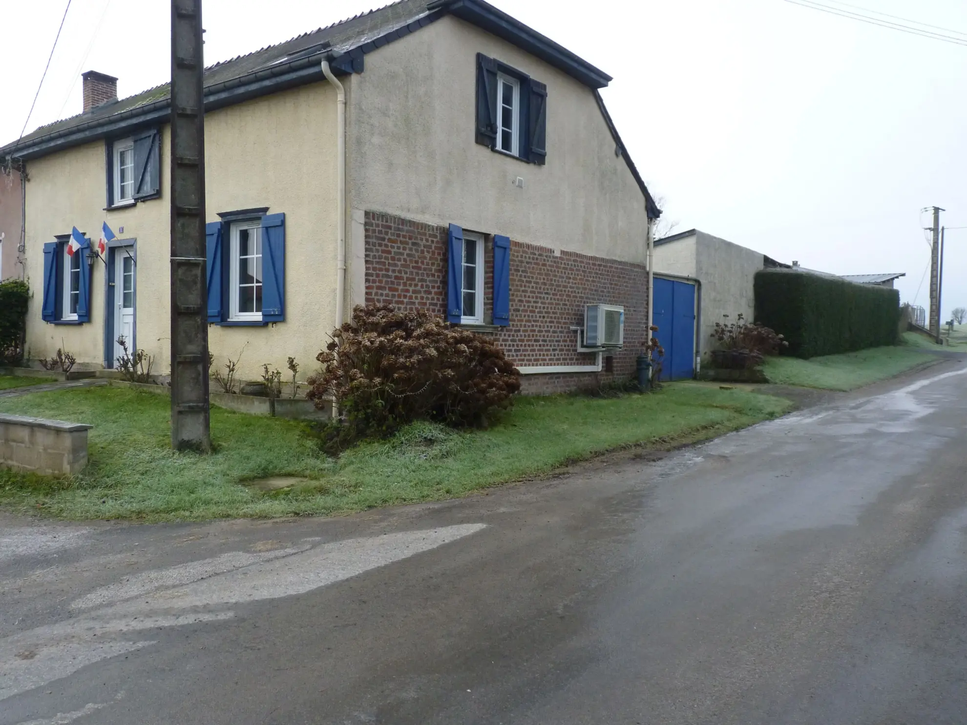 Maison de 100 m² avec 3 chambres et garage à Écly 