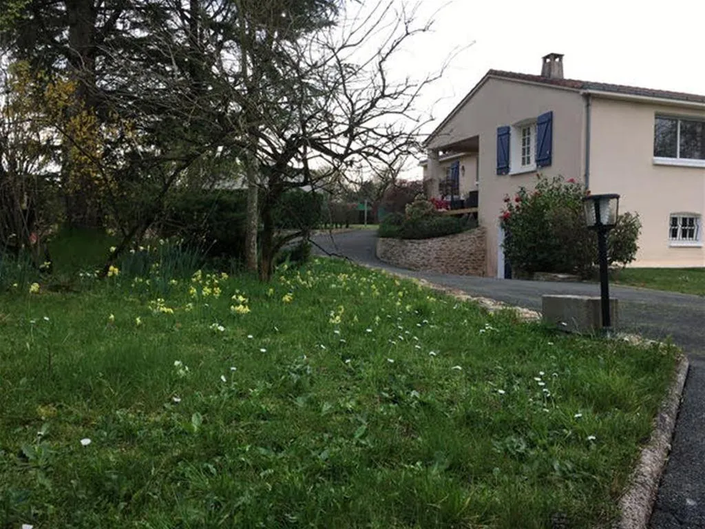 Maison de plain-pied à vendre proche Chantonnay avec terrain et sous-sol 