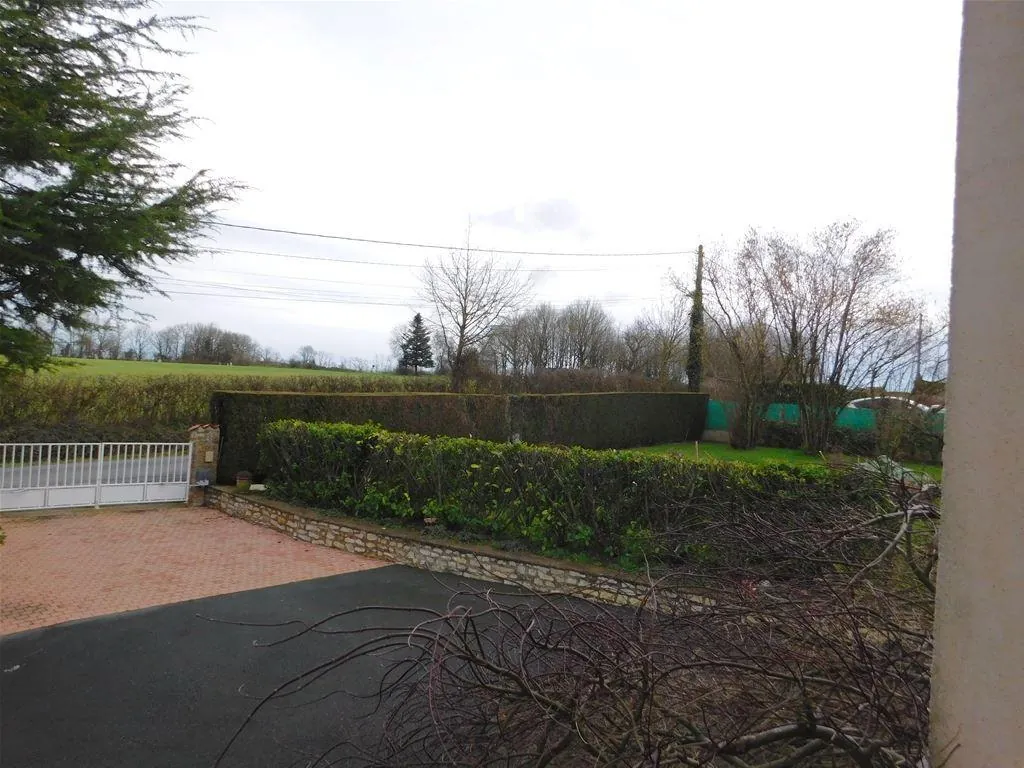 Maison de plain-pied à vendre proche Chantonnay avec terrain et sous-sol 