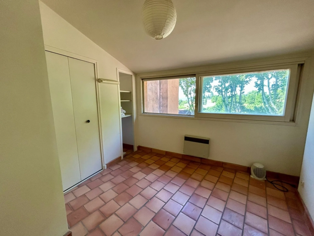 Bel appartement T2 à Cucuron de 43,5 m², vue et potentiel d'amélioration