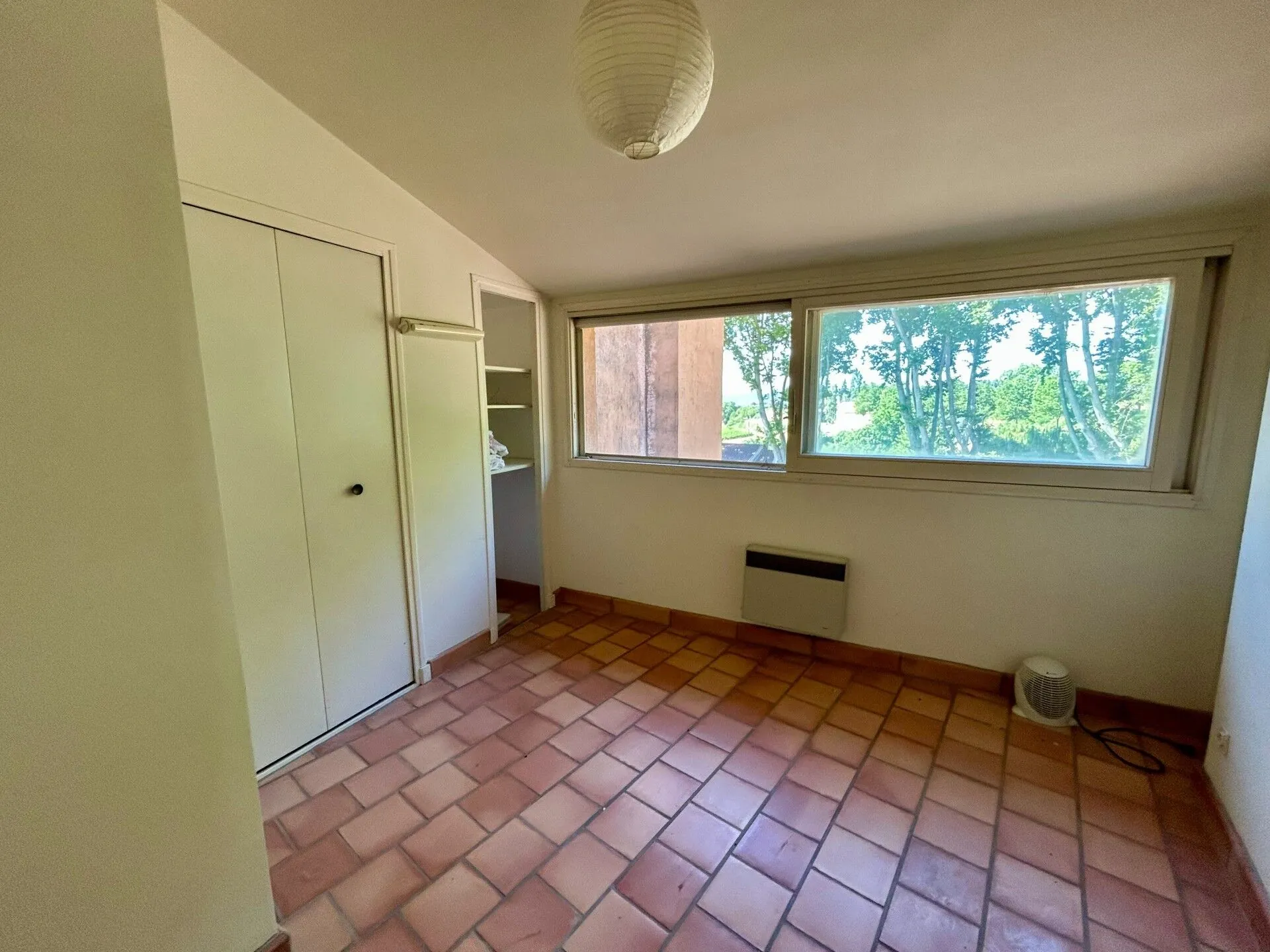 Bel appartement T2 à Cucuron de 43,5 m², vue et potentiel d'amélioration 