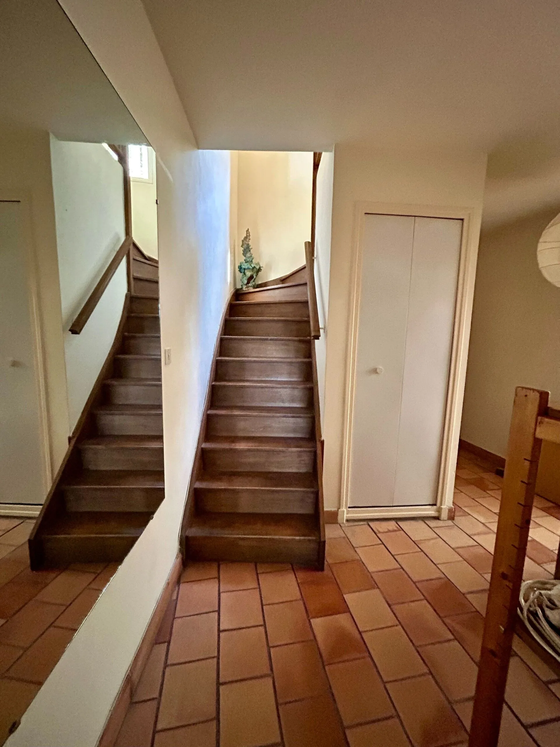 Bel appartement T2 à Cucuron de 43,5 m², vue et potentiel d'amélioration 