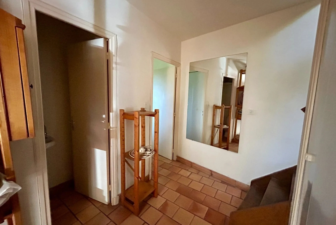 Bel appartement T2 à Cucuron de 43,5 m², vue et potentiel d'amélioration 