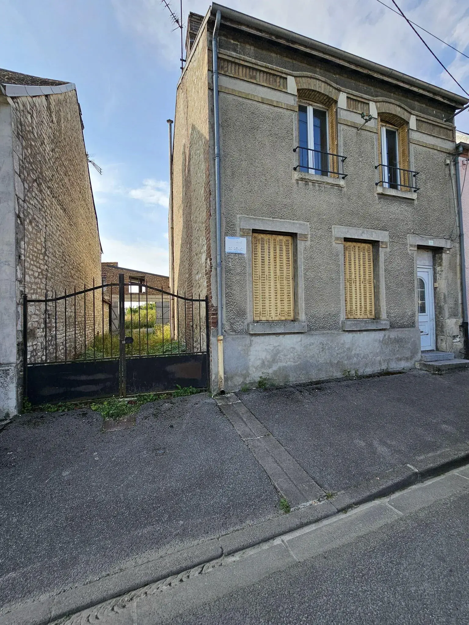 Maison à rénover de 95 m² à Sissonne avec grand terrain et potentiel 