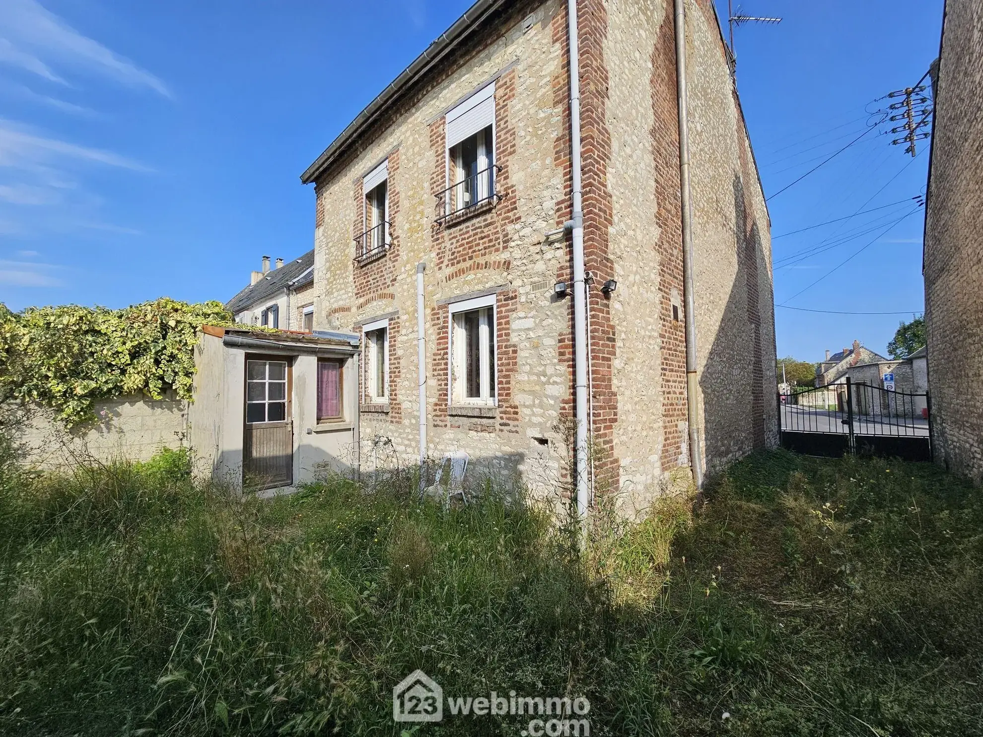 Maison à rénover de 95 m² à Sissonne avec grand terrain et potentiel 