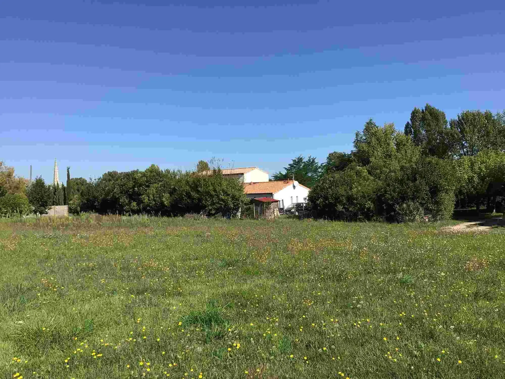 Terrain constructible à Sauveterre-de-Guyenne de 570 m², vue dégagée et proche commodités 