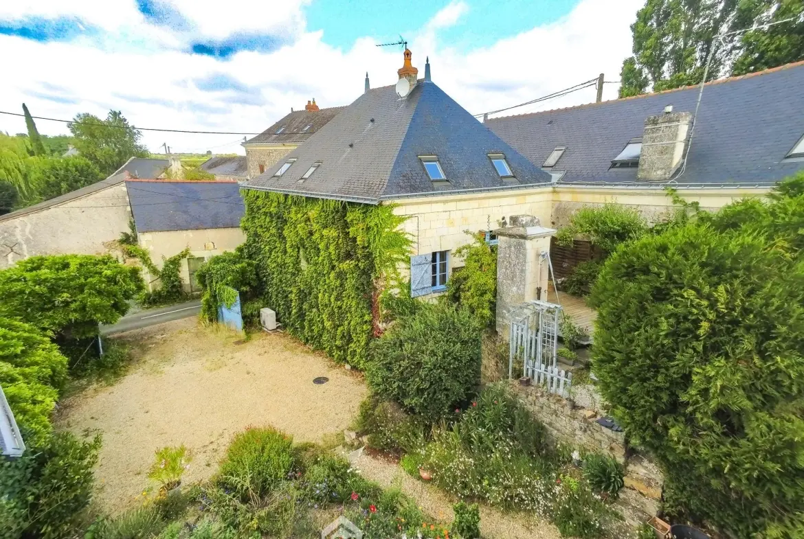 Charmante maison avec jardin et dépendance à Saint Rémy la Varenne 