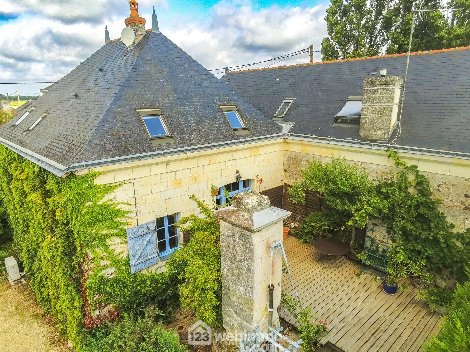 Charmante maison avec jardin et dépendance à Saint Rémy la Varenne 