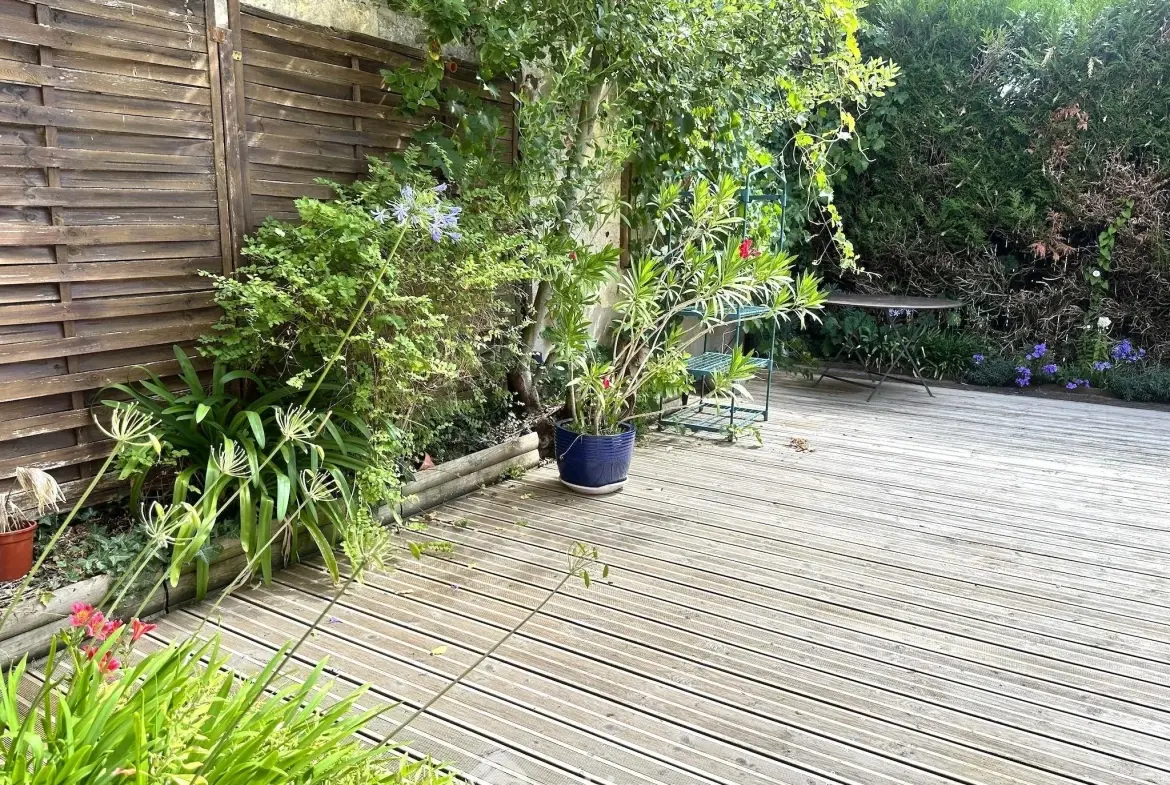 Charmante maison avec jardin et dépendance à Saint Rémy la Varenne 