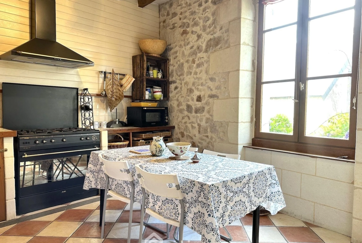 Charmante maison avec jardin et dépendance à Saint Rémy la Varenne 