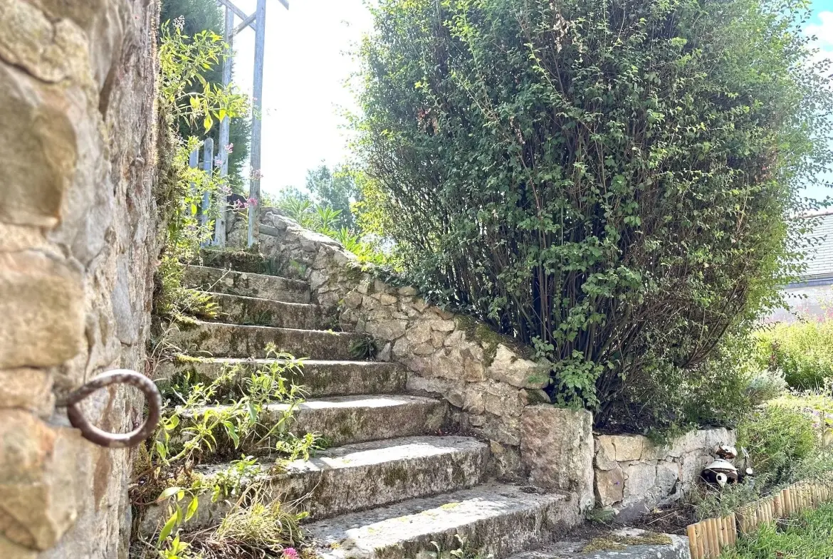 Charmante maison avec jardin et dépendance à Saint Rémy la Varenne 