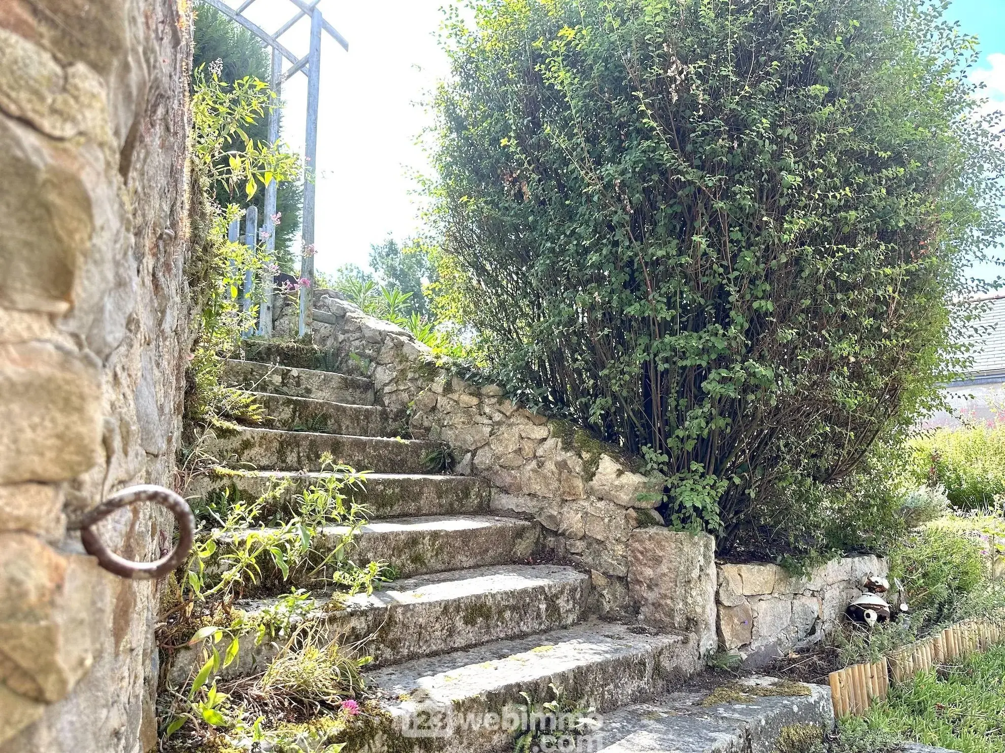 Charmante maison avec jardin et dépendance à Saint Rémy la Varenne 