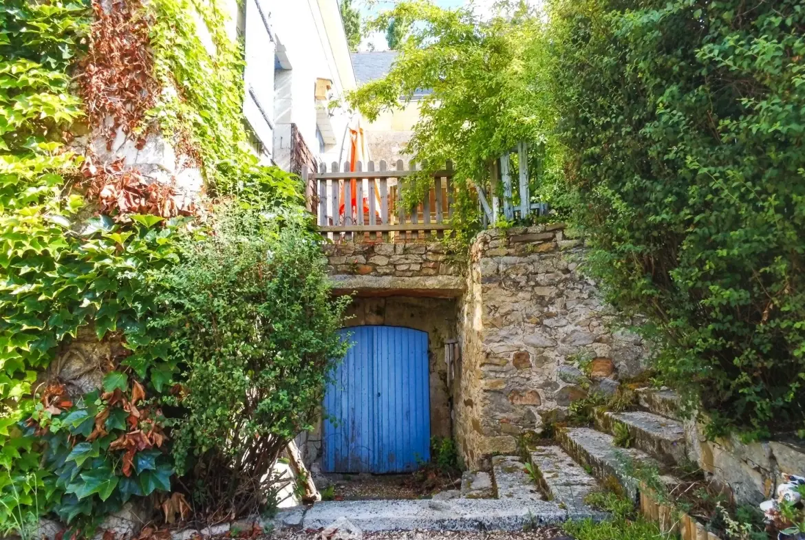 Charmante maison avec jardin et dépendance à Saint Rémy la Varenne 