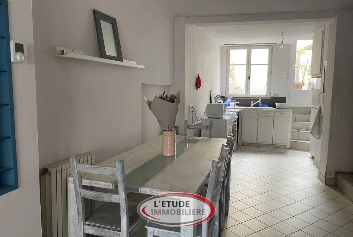 Maison à vendre à Carquefou, centre bourg, 4 chambres, jardin, à rénover 