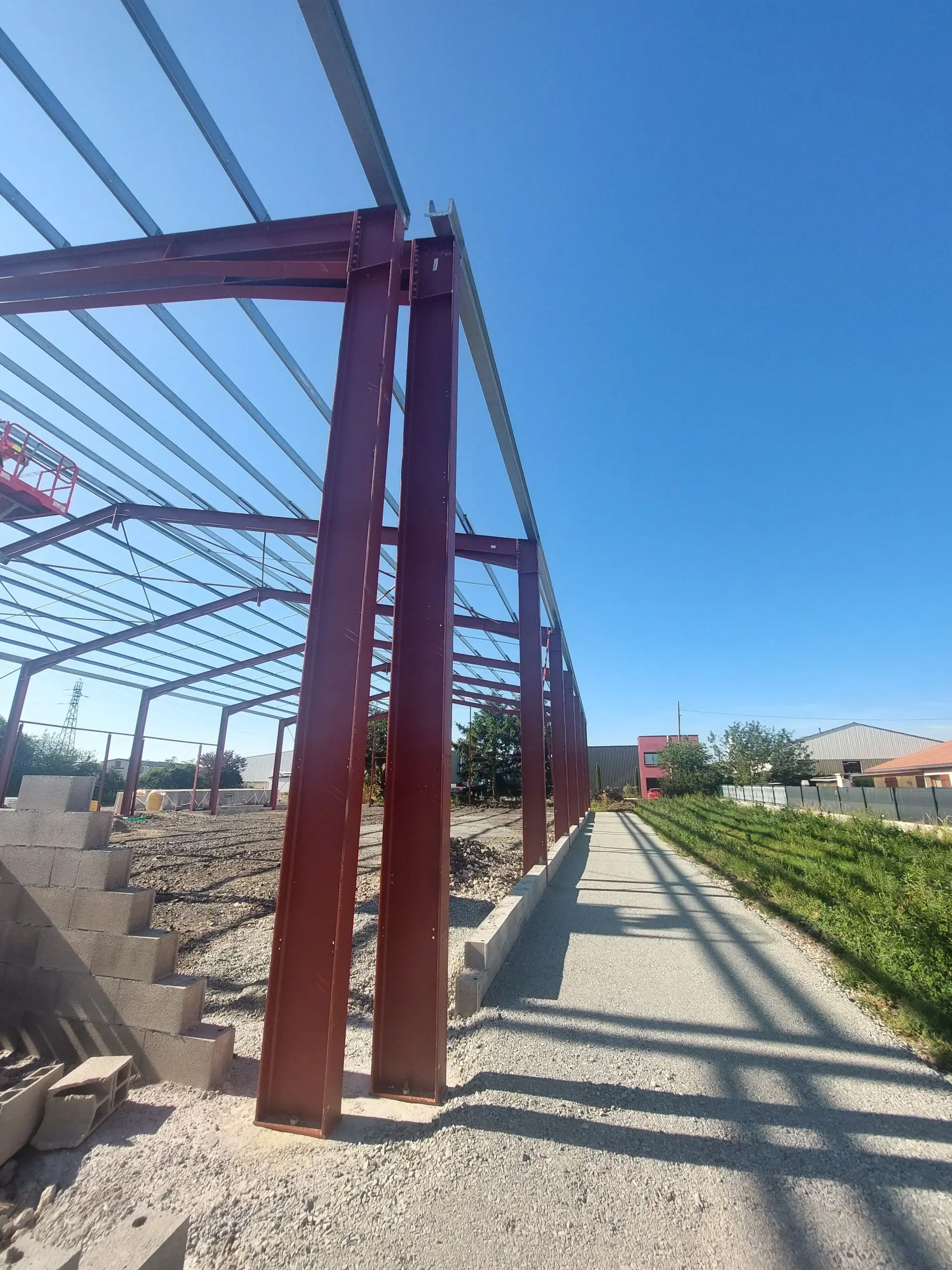 Dépôt industriel neuf de 198 m² à Montbrison, livraison prochaine 