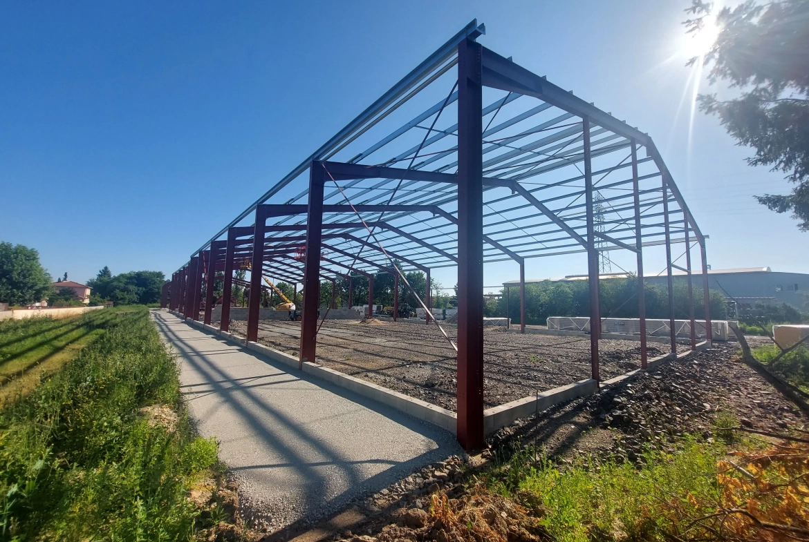 Dépôt industriel neuf de 198 m² à Montbrison, livraison prochaine 