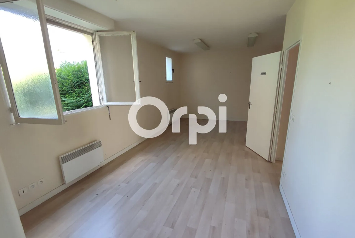 Appartement à Jurançon avec jardin, centre-ville, à rénover, belles possibilités 