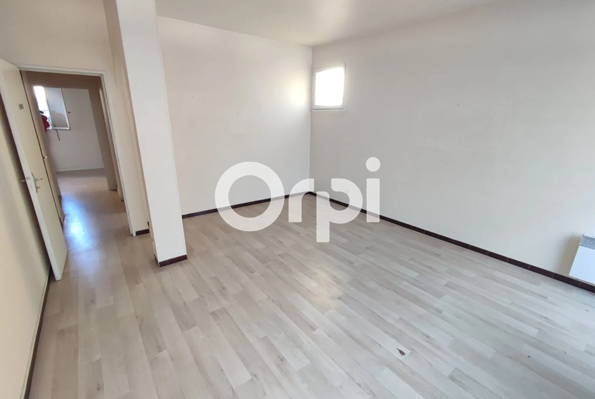 Appartement à Jurançon avec jardin, centre-ville, à rénover, belles possibilités 