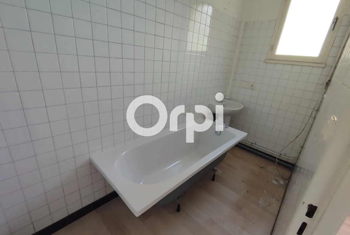 Appartement à Jurançon avec jardin, centre-ville, à rénover, belles possibilités 