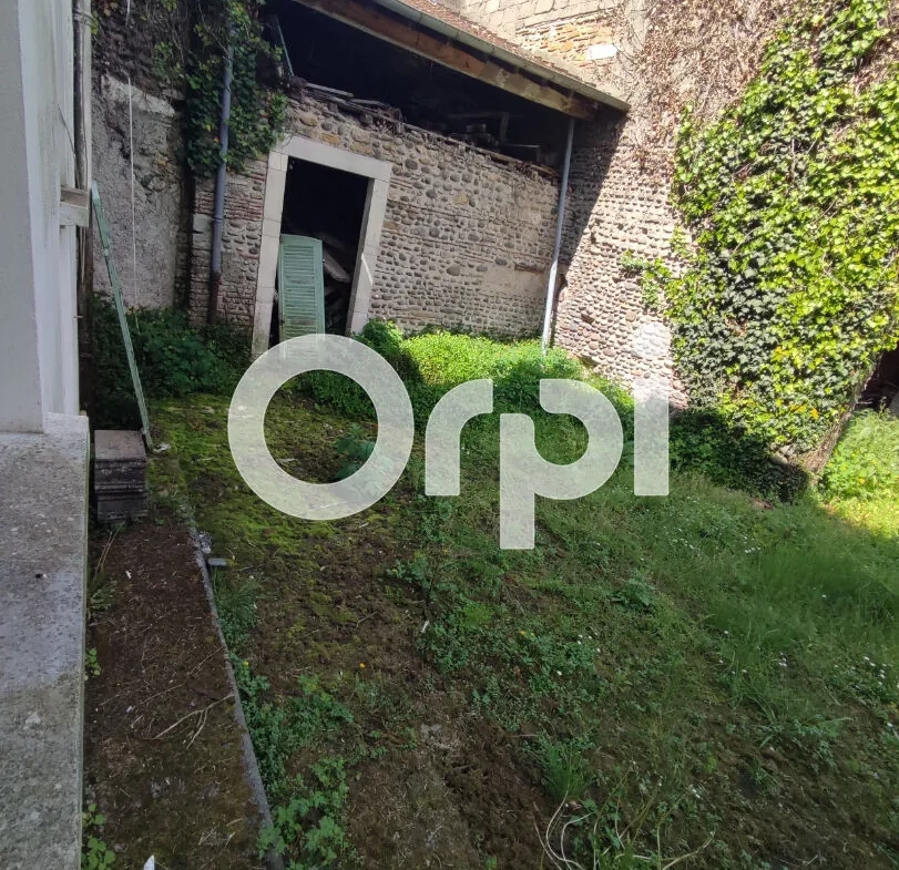 Appartement à Jurançon avec jardin, centre-ville, à rénover, belles possibilités 