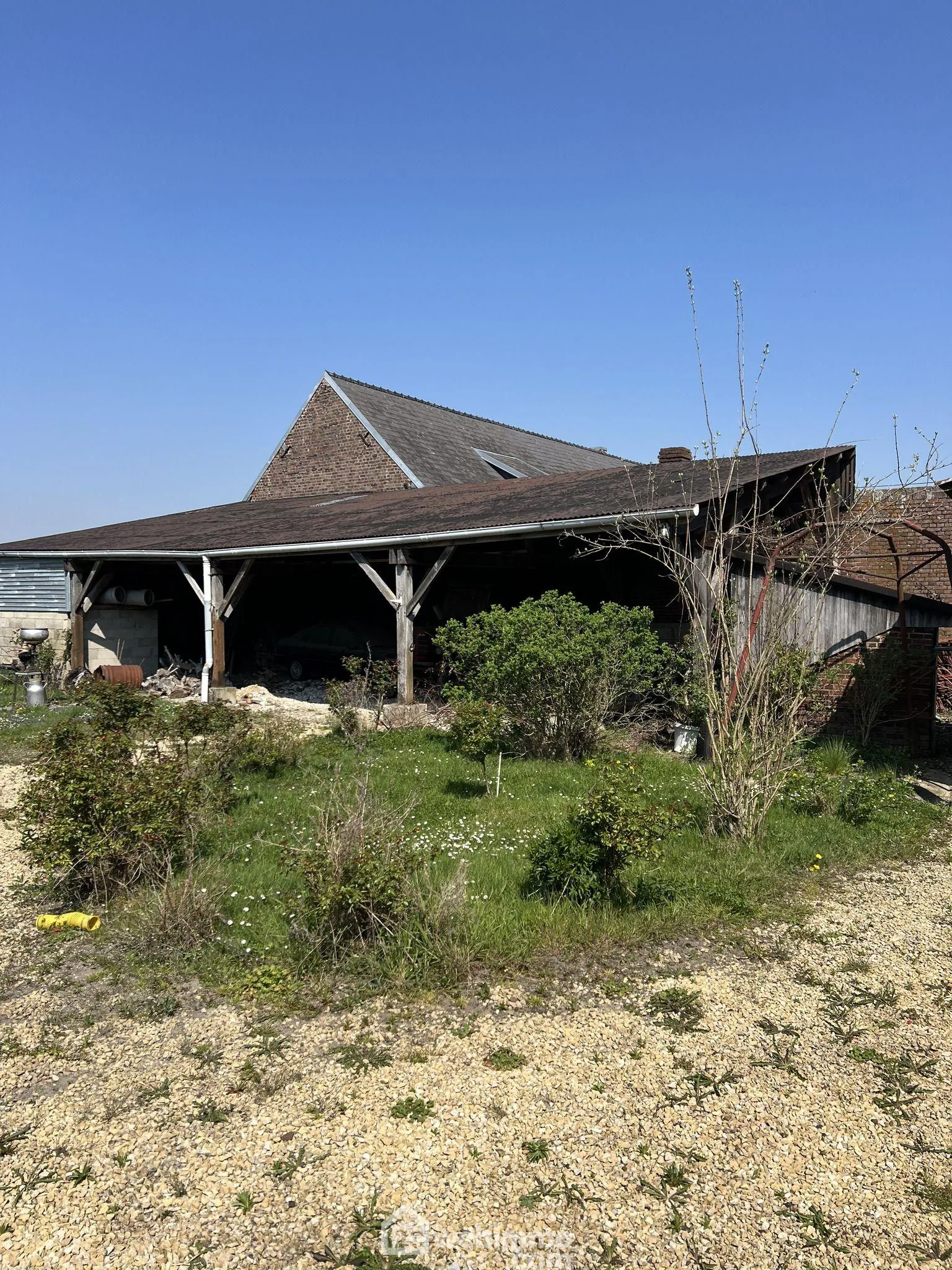 Fermette de 85 m² à Lassigny avec dépendances et grand terrain à rénover 