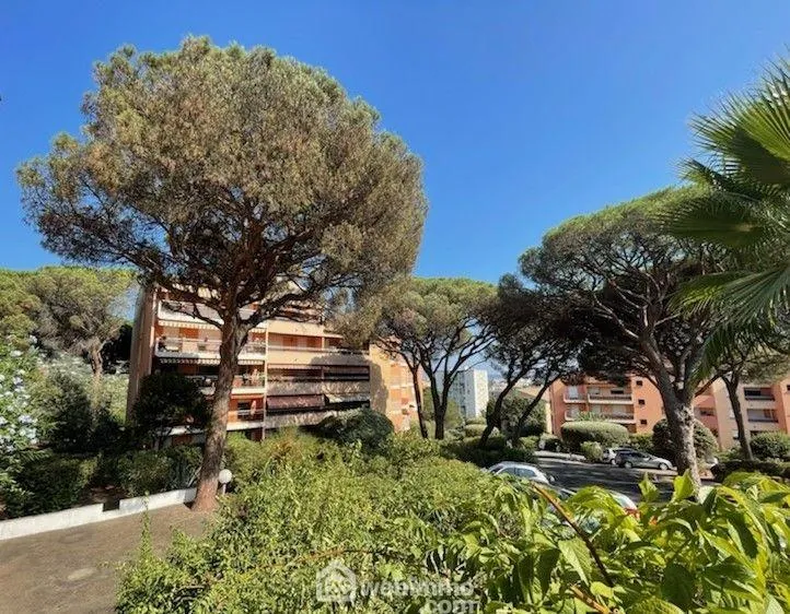 Appartement à vendre de 27 m² à Sainte-Maxime avec vue et parking privé 