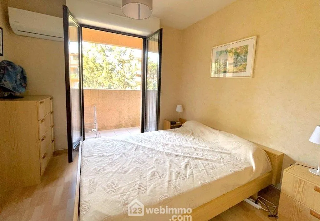 Appartement à vendre de 27 m² à Sainte-Maxime avec vue et parking privé 