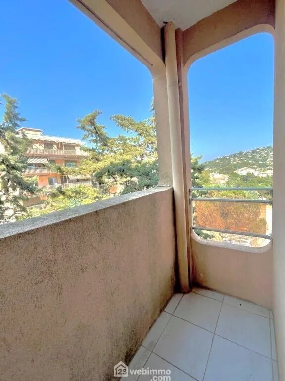 Appartement à vendre de 27 m² à Sainte-Maxime avec vue et parking privé 