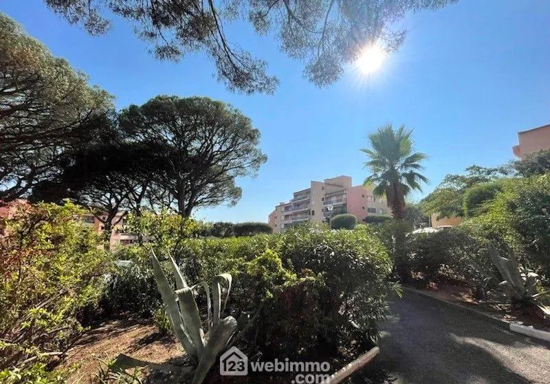 Appartement à vendre de 27 m² à Sainte-Maxime avec vue et parking privé 
