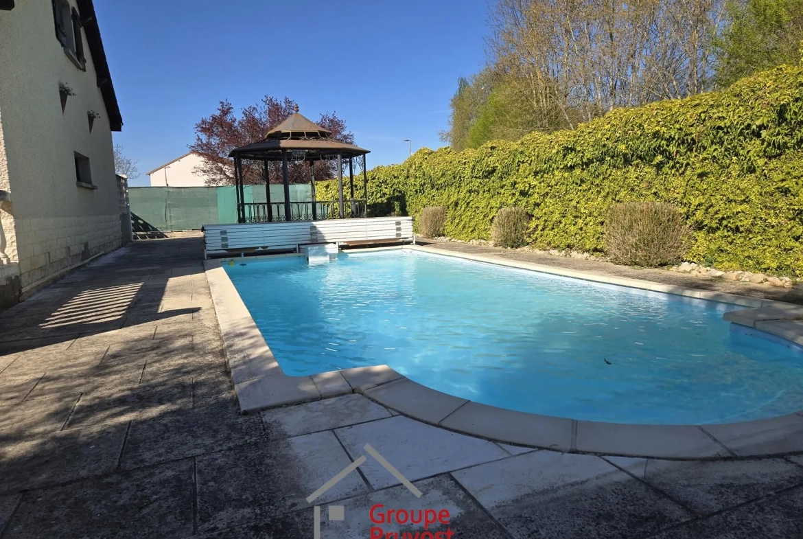 Maison de 99 m² avec piscine et potentiel d'extension à Melay 