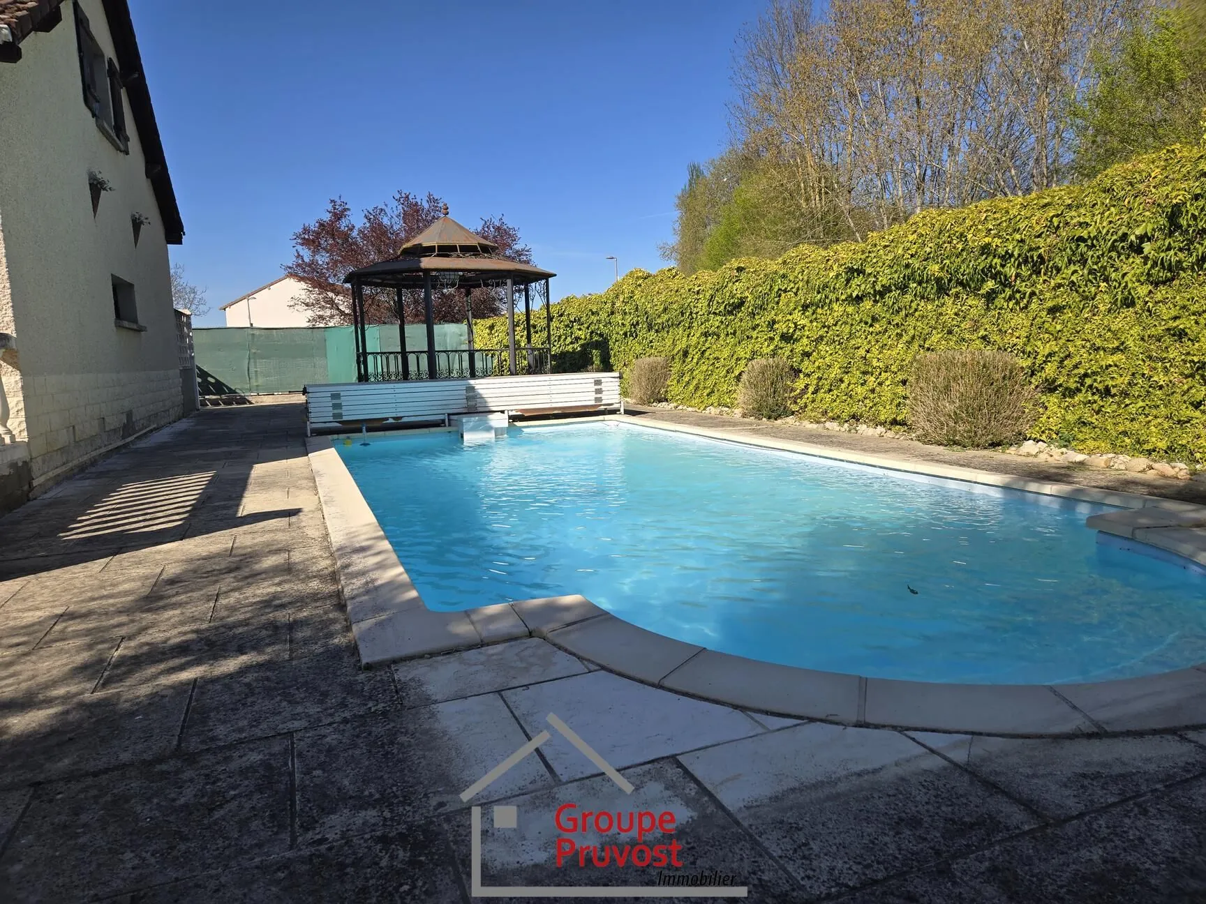 Maison de 99 m² avec piscine et potentiel d'extension à Melay 