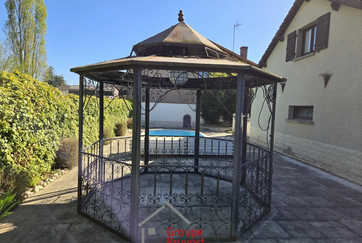 Maison de 99 m² avec piscine et potentiel d'extension à Melay 