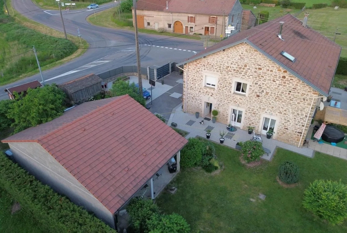 Magnifique ferme rénovée à 20 minutes d'Épinal avec dépendance et terrain de 2500 m² 