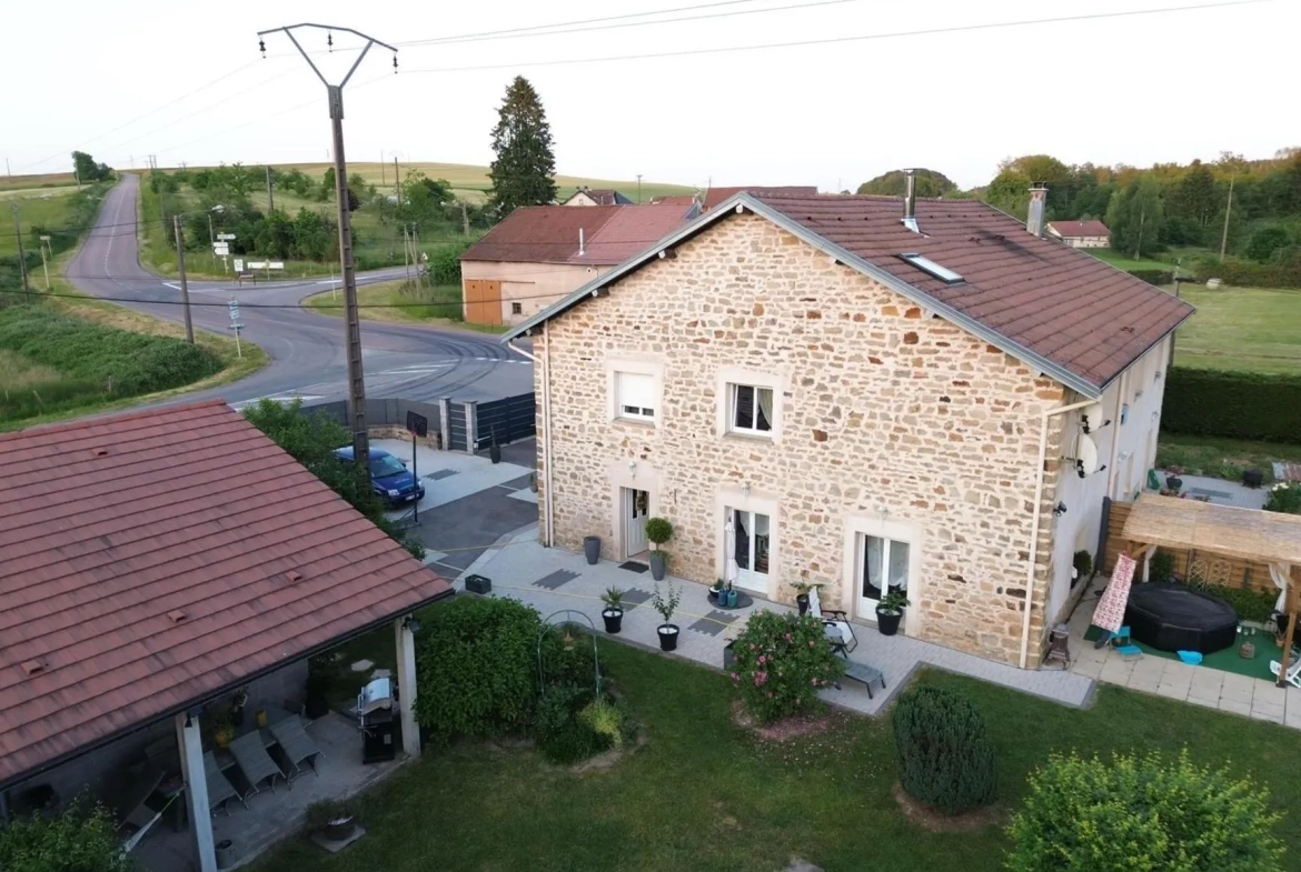 Magnifique ferme rénovée à 20 minutes d'Épinal avec dépendance et terrain de 2500 m² 