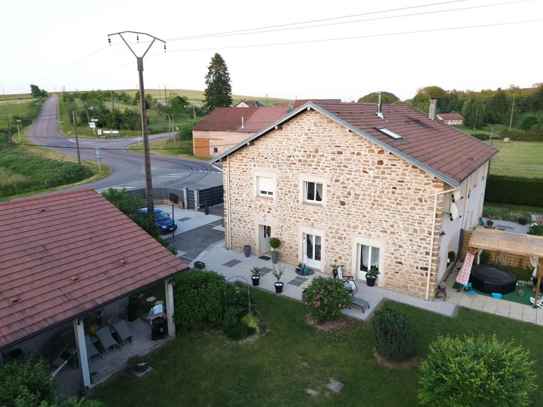 Magnifique ferme rénovée à 20 minutes d'Épinal avec dépendance et terrain de 2500 m² 