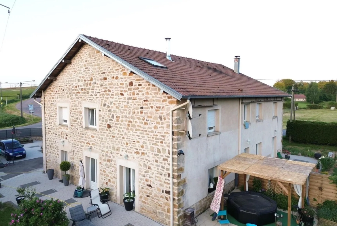 Magnifique ferme rénovée à 20 minutes d'Épinal avec dépendance et terrain de 2500 m² 