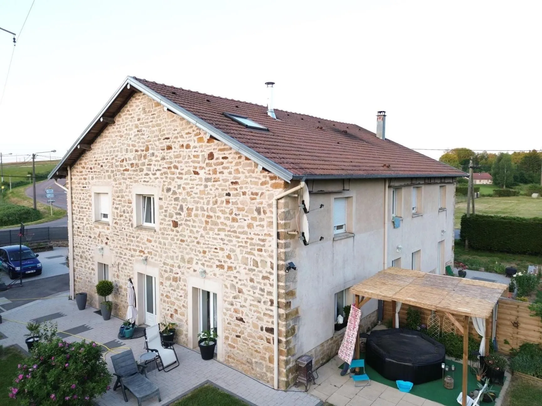 Magnifique ferme rénovée à 20 minutes d'Épinal avec dépendance et terrain de 2500 m² 