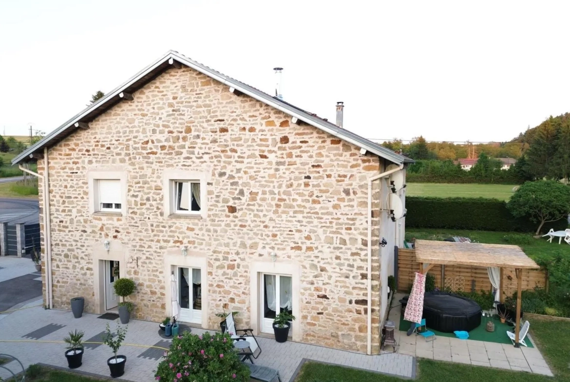 Magnifique ferme rénovée à 20 minutes d'Épinal avec dépendance et terrain de 2500 m² 