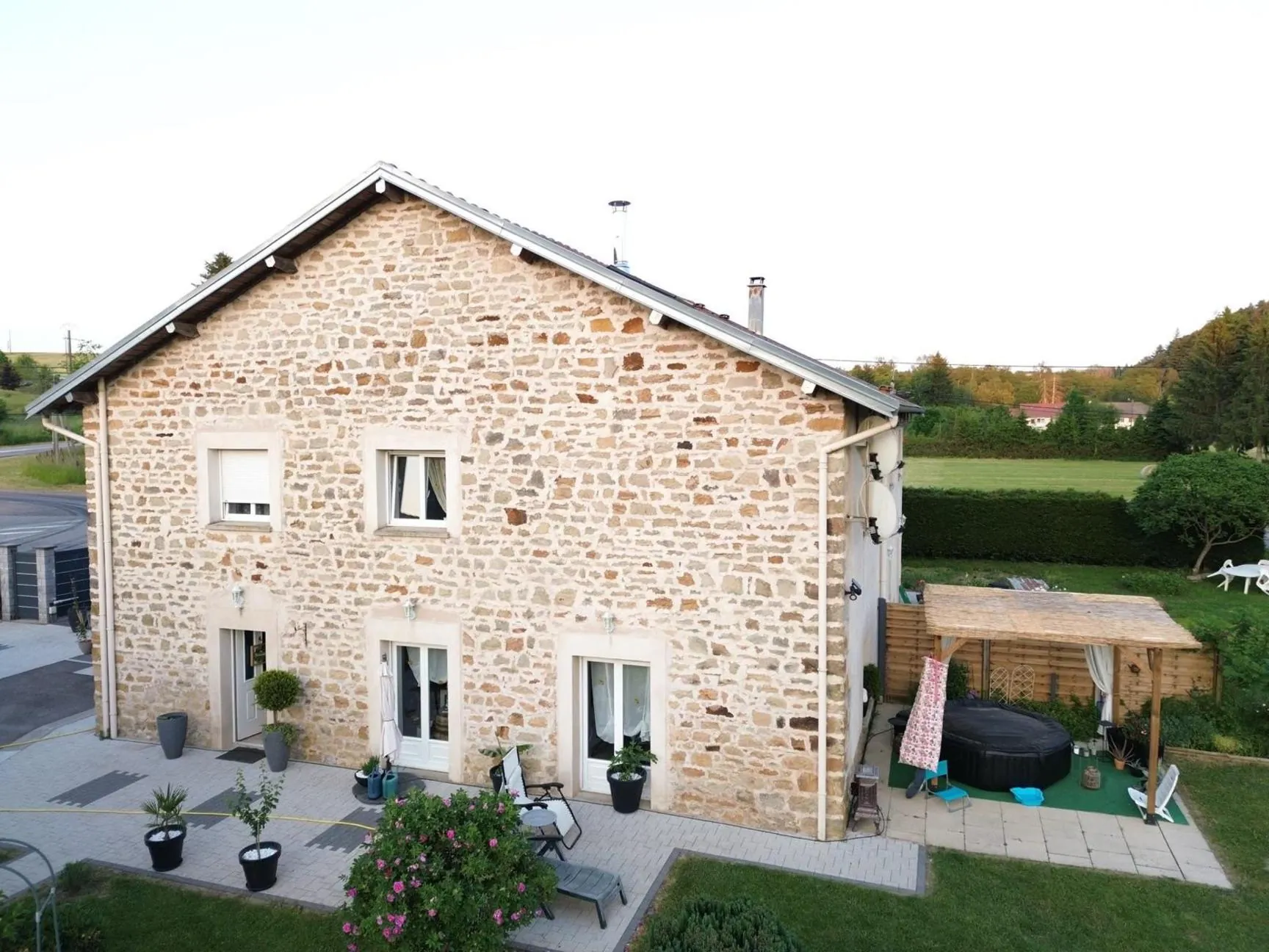 Magnifique ferme rénovée à 20 minutes d'Épinal avec dépendance et terrain de 2500 m² 