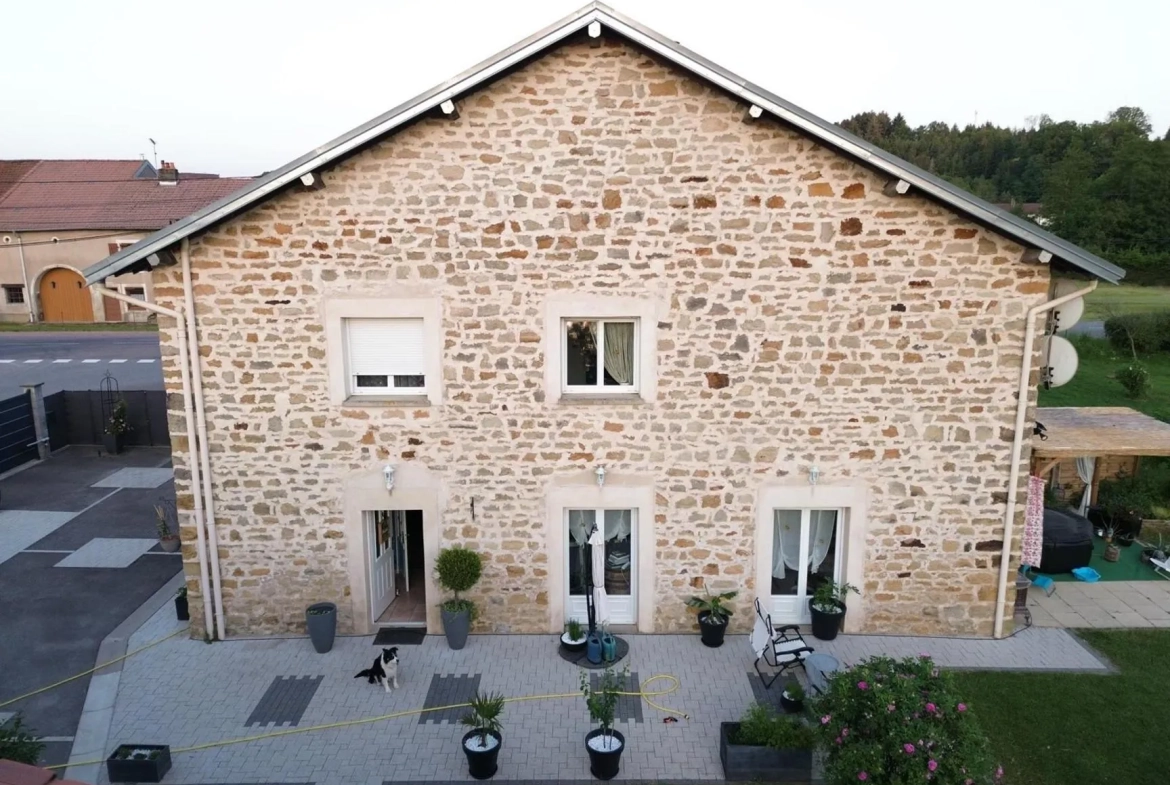 Magnifique ferme rénovée à 20 minutes d'Épinal avec dépendance et terrain de 2500 m² 