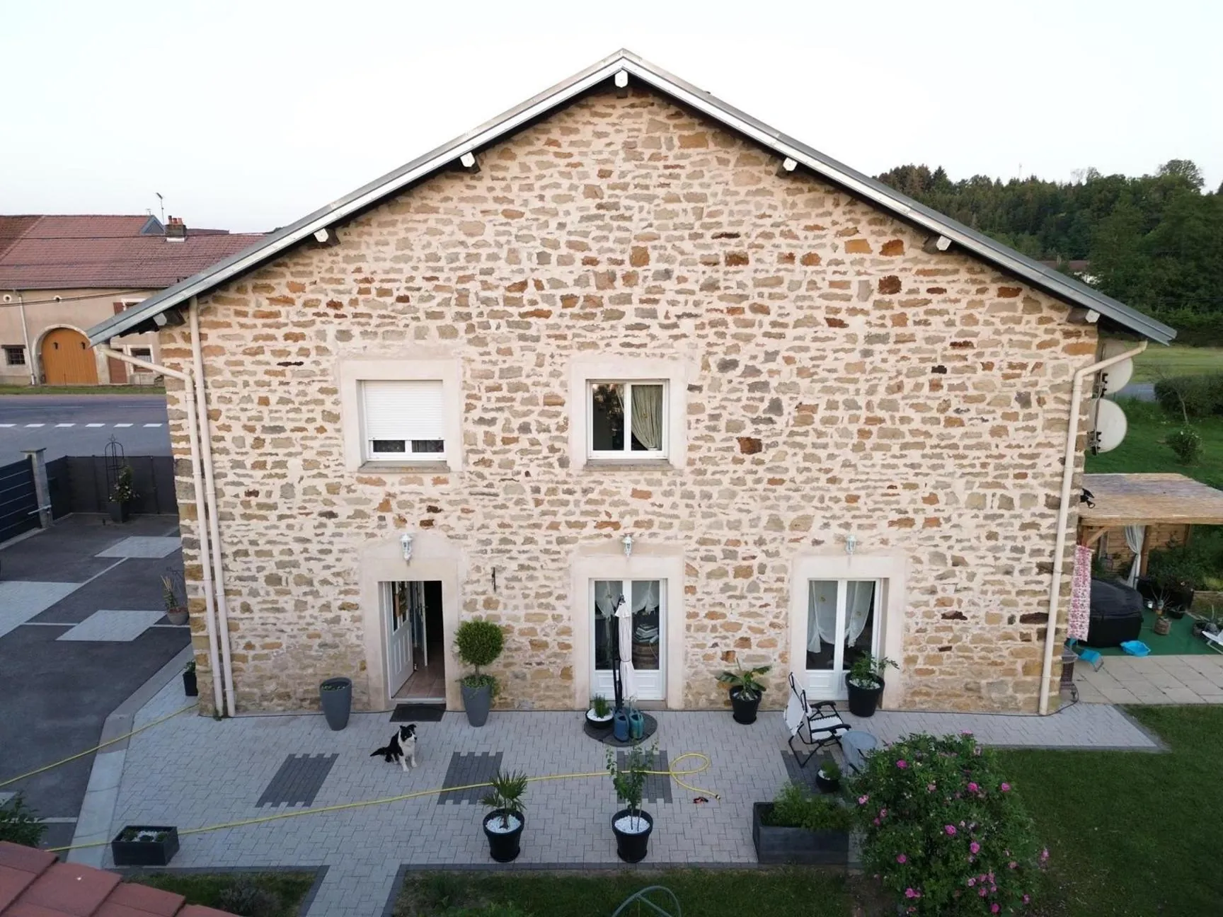 Magnifique ferme rénovée à 20 minutes d'Épinal avec dépendance et terrain de 2500 m² 