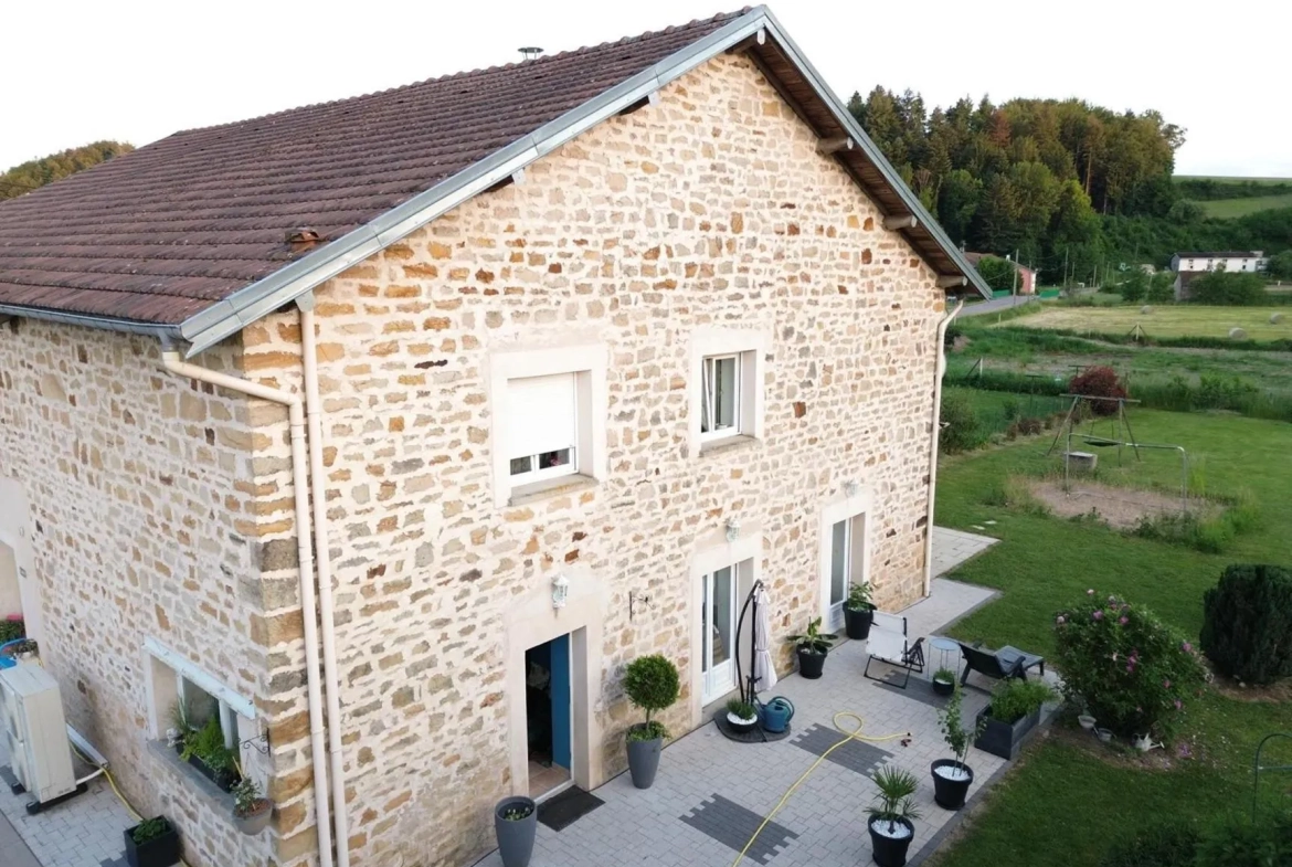Magnifique ferme rénovée à 20 minutes d'Épinal avec dépendance et terrain de 2500 m² 