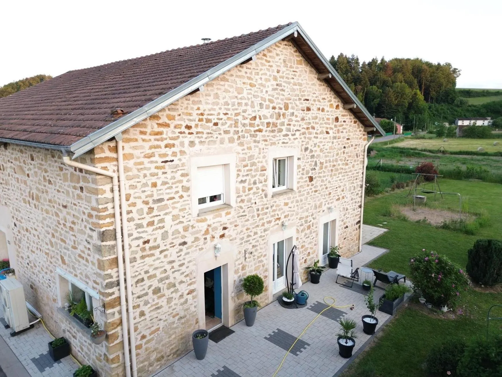 Magnifique ferme rénovée à 20 minutes d'Épinal avec dépendance et terrain de 2500 m² 