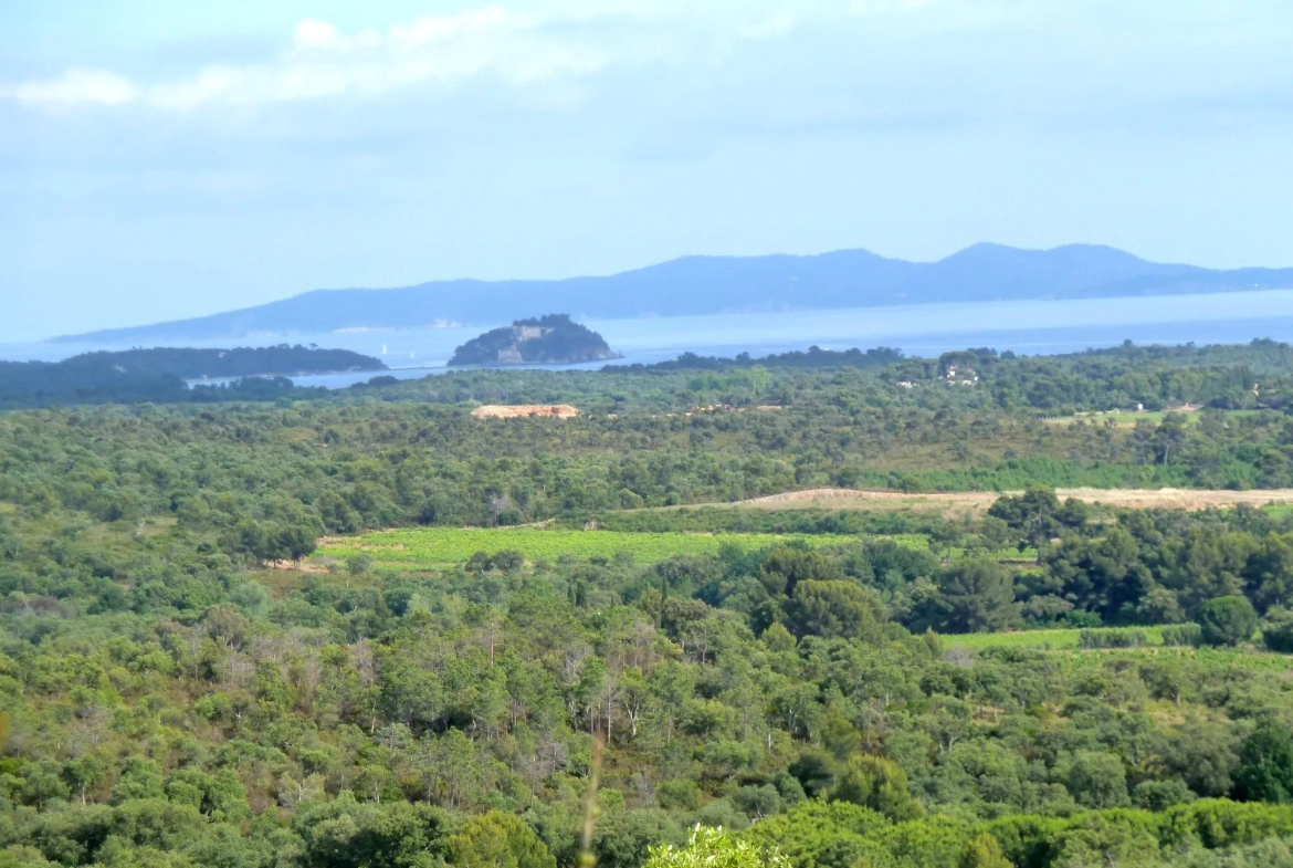Terrain non constructible de 18 200 m² avec vue mer à La Londe-les-Maures 