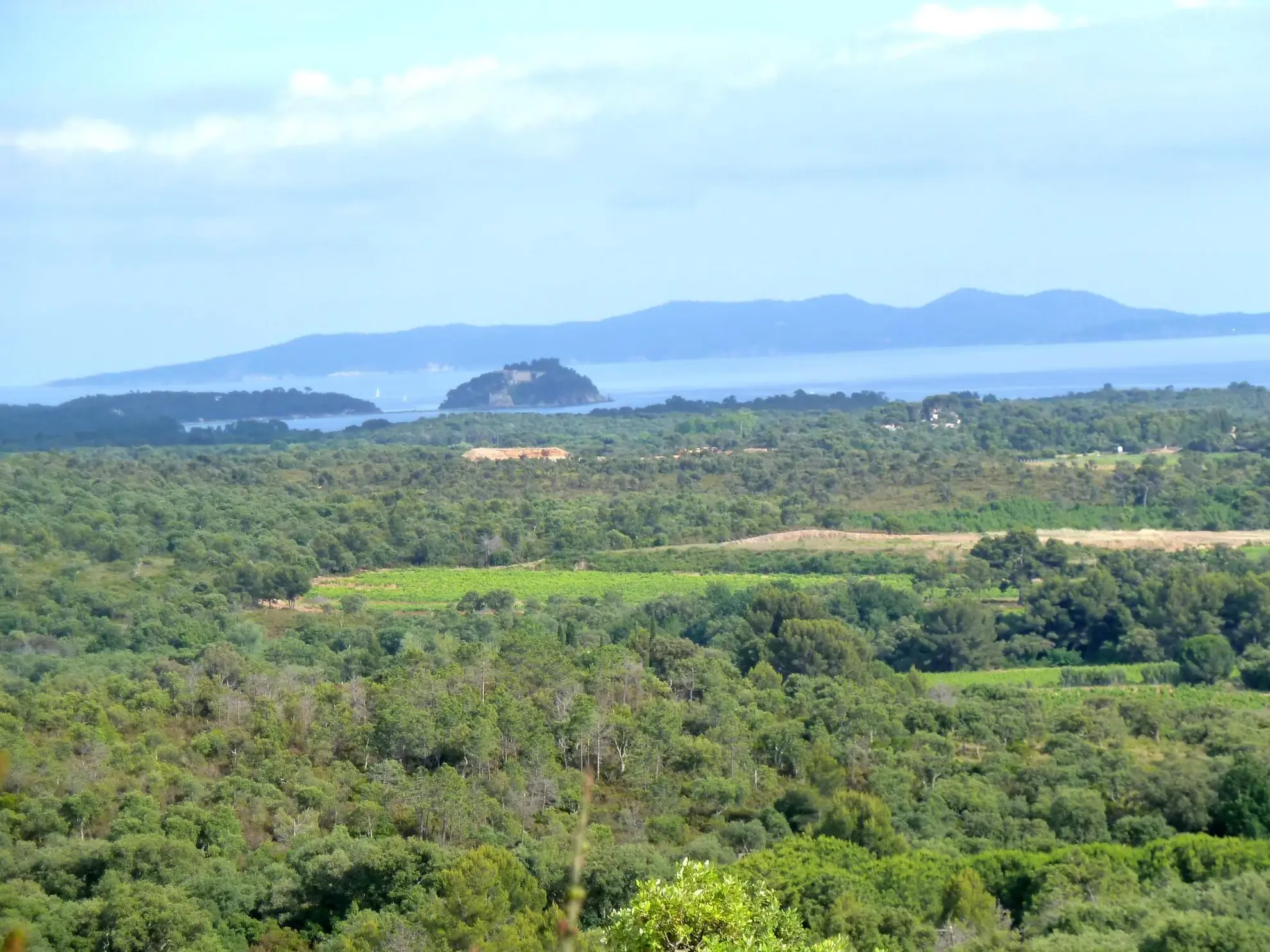 Terrain non constructible de 18 200 m² avec vue mer à La Londe-les-Maures 