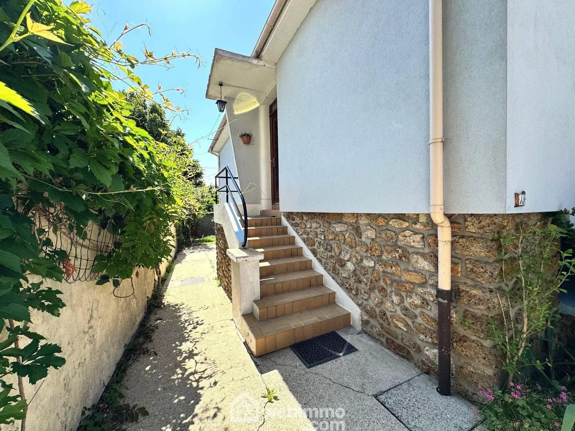 Maison de 81 m² à vendre à Leuville-sur-Orge en centre-ville, avec jardin et garage 