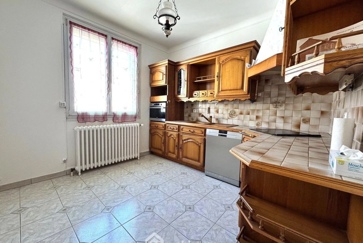 Maison de 81 m² à vendre à Leuville-sur-Orge en centre-ville, avec jardin et garage 