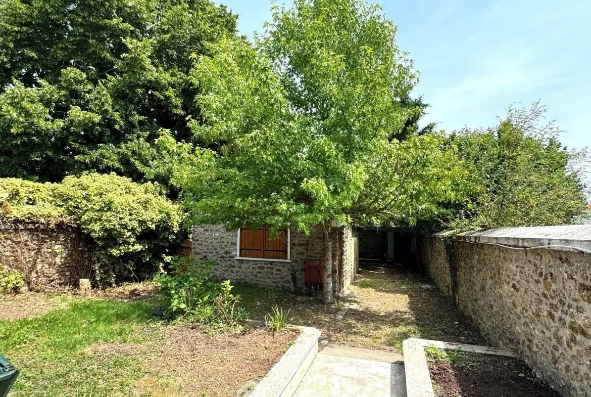 Maison de 81 m² à vendre à Leuville-sur-Orge en centre-ville, avec jardin et garage 