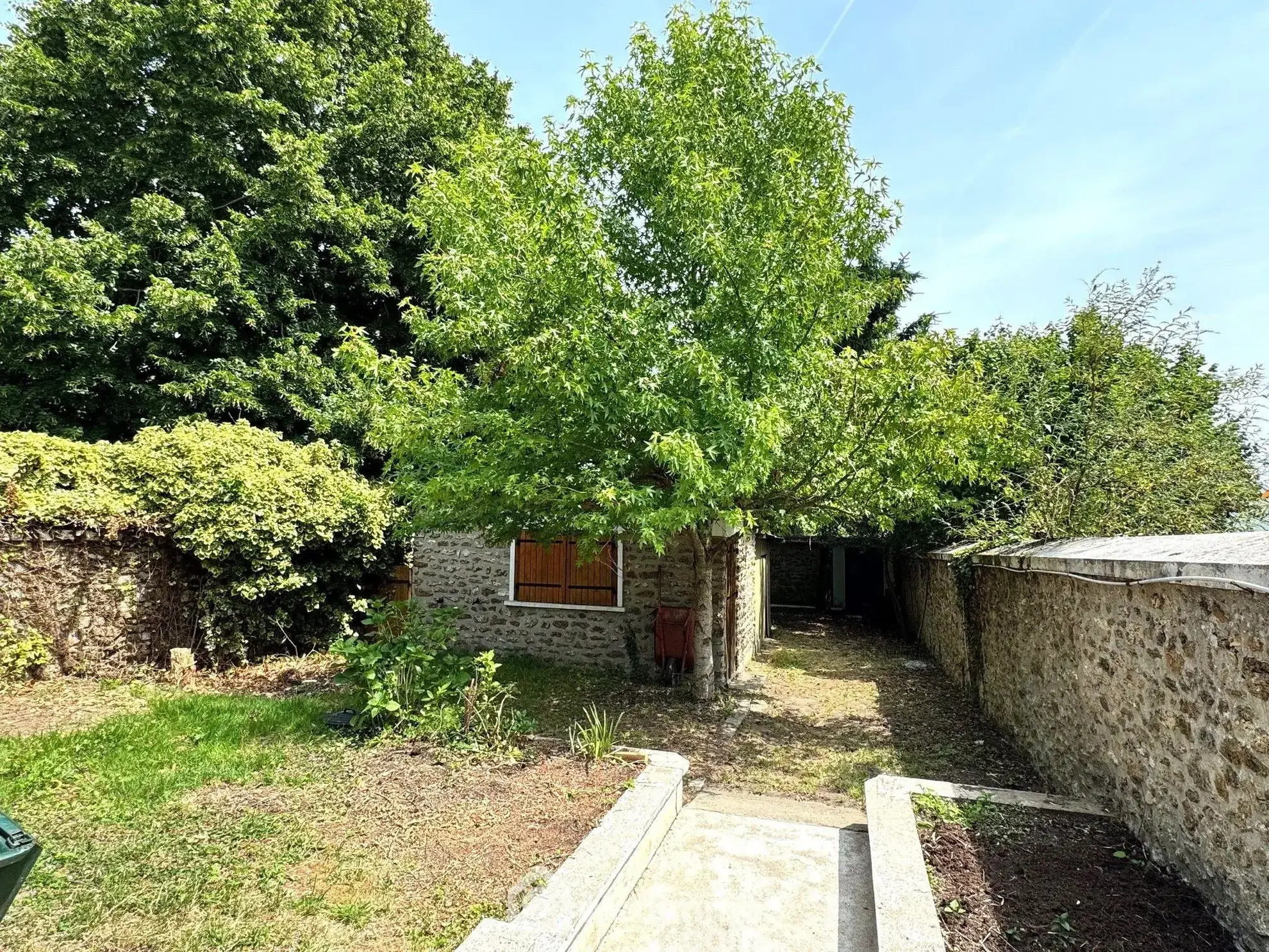 Maison de 81 m² à vendre à Leuville-sur-Orge en centre-ville, avec jardin et garage 